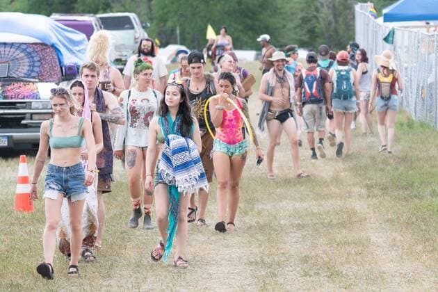August 2, 2019, Loveland, Colorado, U.S: Participants arrive at the Arise Music Festival. This family-friendly annual 3-day premiere multi-genre music, yoga, art, and camping festival, in it s 7th year in the beautiful hills of Sunrise Ranch, has a leave-no trace ethos for it s 13,000 festival goers, and is committed to providing a joyous pathway for building and strengthening community. Loveland U.S. - ZUMAm92_ 20190802_zap_m92_007 Copyright: xDonxSeniaxMurrayx