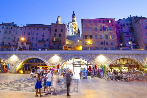 Frankreich, Klassikmusikfestival in Menton Menton, France - August 09, 2019: The 70th Festival de Musique Menton Classical Music Festival at the Parvis de la Basilique, Musikfestival, Musik, Sommer, Summer, Vacation, blue hour, 70th Festival de Musique Menton, Atmosphere