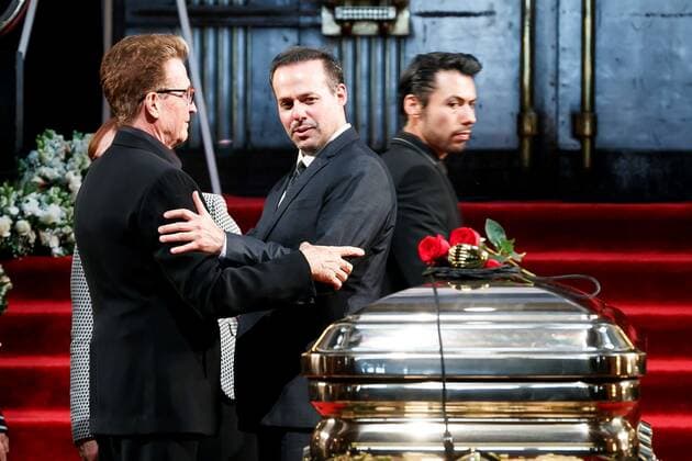 Entertainment Themen der Woche KW41 Entertainment Bilder des Tages The son of Mexican singer Jose Jose, Jose Joel (C), greets singer Emmanuel (L) next to the coffin with part of his father s ashes, upon their arrival at a singer s tribute, in Mexico City, Mexico, 09 October 2019. The expected tribute of the body present in the famous Palacio de Bellas Artes of Mexico to the late singer Jose Jose began in the middle of a crowd of fans who waited with excitement for the arrival of the artist s remains. Half of the ashes were in Miami, USA, with the singer s widow, Cuban Sara Salazar, and their daughter, Sarita Sosa Salazar. Tribute to Jose Jose at the Palace of Fine Arts in Mexico City !ACHTUNG: NUR REDAKTIONELLE NUTZUNG! Copyright: xJoséxMéndezx MEX5223 20191009-637062491526865260