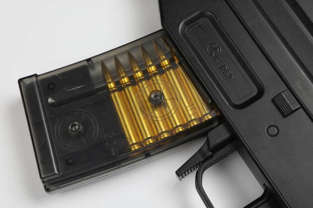 21 05 2019, Berlin, Berlin, Berlin, GER cartridges in the magazine of a Softair machine gun gate, Berlin, CO2 machine gun, detail, detail, German, Germany, Europe, European, clipping, leisure, society, rifle, air machine gun, Air rifle, magazine, machine gun, ammunition, nobody, cartridges, QF, landscape for