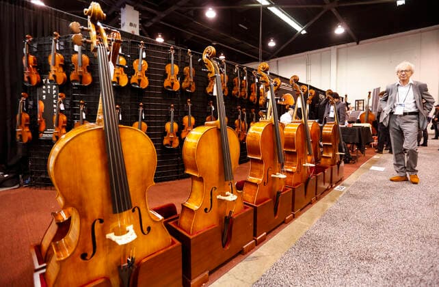 (200117) -- ANAHEIM, Jan. 17, 2020 -- A man visits the National Association of Music Merchants (NAMM) Show in Anaheim, the United States, Jan. 16, 2020. The 118-year-old NAMM Show, one of the world s biggest music industry trade shows, kicked off here on Thursday. The four-day event is expected to bring together at least 110,000 people and around 2,000 exhibiting companies from more than 120 countries and regions around the world, featuring more than 7,000 brands, cutting-edge industry education, as well as exclusive special events, concerts and experiences. ) US-ANAHEIM-NAMM SHOW-OPEN LixYing