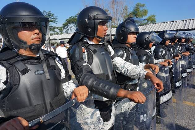 Mexiko, über Guatemala geflohene Honduraner erreichen Hidalgo Members of the National Guard guard the border crossing with Guatemala in Hidalgo City, on the Suchiate River, in the state of Chiapas, Mexico, 18 January 2020, after the arrival of Honduran migrants waiting to be attended by authorities of the National Institute of Migration of Mexico. The Hondurans, members of a new migrant caravan that left their country early last Wednesday to the United States, entered Guatemala massively last Thursday morning and during the last hours they headed to Mexico, the country they intend enter through the borders of El Ceibo (north of Guatemala) and Tecun Uman, a Guatemalan city neighboring Mexican Hidalgo city. First group of Honduran migrants reaches the border between Mexico and Guatemala !ACHTUNG: NUR REDAKTIONELLE NUTZUNG! Copyright: xJuanxManuelxBlancox AME3035 20200118-637149670071046885