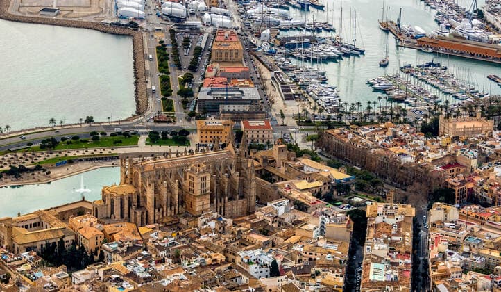 Aerial view, town view and harbour, Santa Iglesia Catedral de Mallorca, Cathedral of Palma, Palau Reial de L Almudaina, Royal Palace, Canamunt, Palma, Mallorca, Balearic Islands, Spain, Europe ATTENTIONxMINDESTHONORARX60xEURO