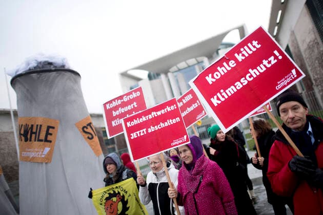 Kohleausstieg Demo DEU, Deutschland, Germany, Berlin, 29.01.2020 Demonstranten mit Schild Kohle Killt Klimaschutz auf der Demonstration von Campact, Greenpeace, Bund unter dem Motto Klimaschutz Keine halben Sachen gegen den verzoegerten Kohleausstieg vor dem Bundeskanzleramt waehrend der Kabinettssitzung in Berlin. Protestaktion fuer einen radikalen Wandel der Klimapolitik, den Klimaschutz, der Einhaltung des 1,5-Grad-Ziels und dem Ausstieg aus der Kohlepolitik. Protesters with sign Coal kills the Climate demonstrate against delays in phasing out coal energy in the country, in front of the Chancellery Office on January 29, 2020 in Berlin, Germany. Germany s coalition government agreed on a plan to end coal-fired power by 2038, in a process that would provide compensation of about €40 billion. However environmental groups like Campact, G