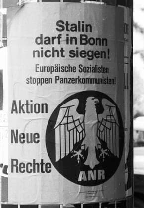 Marsch auf Bonn der Rechtsradikalen 1972 gegen Ratifizierung der Ostvertraege. DEU, Deutschland, Bonn: Alt- und Neonazis mit DVU, NPD, ANR, Wikingjugend u.a. inszenierten in Bonn am 30.4.1972 einen Marsch auf Bonn , um die Ratifizierung der Ostvertraege der Regierung Willy Brandt zu verhindern. DEU, Germany, Bonn: Old and neo-Nazis with DVU, NPD, ANR, Viking Youth and others staged a march on Bonn in Bonn on 30 April 1972 to prevent the ratification of the Eastern Treaties of the Willy Brandt government. NRW