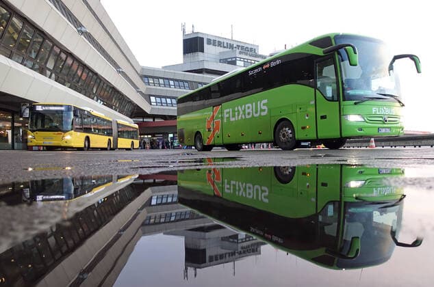 26.02.2020, Berlin, GER - BVG-Bus der Linie TXL und Flixbus vor dem Terminal des Flughafen Berlin-Tegel. (Abfertigungsgebaeude, Alltag, Anlage, Ansicht, aussen, Aussenaufnahme, Berlin, Berlin-Tegel, Berliner Verkehrsbetriebe, Bus, Busreise, Busreiseverkehr, Busverkehr, BVG, BVG-Bus, deutsch, Deutschland, Europa, europaeisch, Fahrzeug, Fernreiseverkehr, Fernverkehr, Flixbus, Flughafen, Flughafengebaeude, Flugreise, Gebaeude, Gesellschaft, Innenhof, Linie TXL, oeffentlicher Personennahverkehr, OEPNV, Otto-Lilienthal, Pfuetze, QF, Querformat, Reflexion, Regenwetter, Reisebus, Schlechtwetter, spiegeln, Spiegelung, Stadt, Stadtansicht, Stadtflughafen, Stadtlandschaft, Stadtverkehr, Strasse, Strassenszene, Strassenverkehr, Tegel, Terminal, Terminal A, Transport, TXL, Verkehr, Verkehrsflughafen, Verkehrsgebaeude, Wasser, Westeuropa, Wirtschaft)
