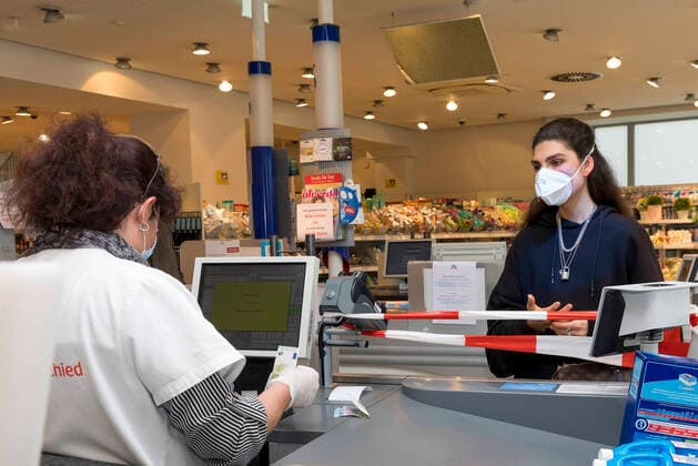 Wuerzburg, DM, 20 03 2020, Coronavirus Shopping in times Coronas picture View into a dm branch in downtown Würzburg on Friday To protect herself, the saleswoman sits behind a barrier tape at the cash desk and has a protective mask on Bavaria, Coronavirus, COVID 19, Germany, shopping, retail, Franconia, disaster, consumption, diseases, Mainfranken, protection, protective measures, supermarket, precaution, W Copyright: HMBxMediax xPattyxVarasano