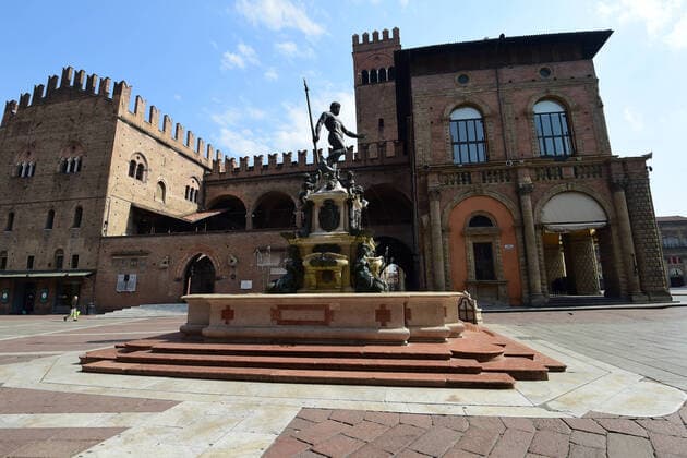 (200321) -- ROME, March 21, 2020 (Xinhua) -- A man walks near the Fontana del Nettuno in Bologna, Italy, March 20, 2020. Italy s Ministry of Health on Friday took the unprecedented step of closing all public parks, gardens and other open spaces, effective from Saturday. The coronavirus pandemic has claimed 4,032 lives in locked down Italy by Friday, with the number of cumulative cases reaching 47,021, according to new data released by the Civil Protection Department. (Photo by Gianni Schicchi Xinhua) ITALY-COVID-19-LOCKDOWN