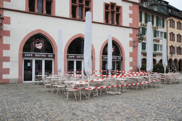 Freiburg Themed picture Life in Freiburg im Breisgau with Coronavirus, Corona Virus, COVID 19 Themed picture Life in Freiburg im Breisgau with Coronavirus, Corona Virus, COVID 19 Bars, Clubs, Pubs, Restaurants, Restaurants in Freiburg in Breisgau closed, Chairs are up, empty, completely empty, nobody there, no people, Muensterplatz without people, Themed picture, Feature picture, Symbol picture Copyright: xFleigx xEibner-Pressefotox EP_dfg