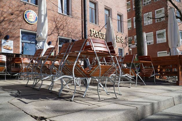 To contain the coronavirus, business closures have been ordered and curfews are being discussed, the photo shows empty tables and chairs assembled in front of a pub, restaurant, pub, pub, beer garden, garden pub, Paulaners Bremen, 22 03 2020, Bremen Germany , News, Feature, Coronavirus Bremen xobx