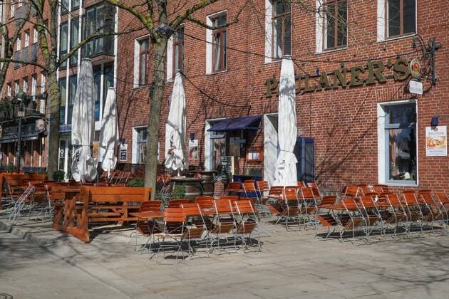 To contain the coronavirus, business closures have been ordered and curfews are being discussed, the photo shows empty tables and chairs assembled in front of a pub, restaurant, pub, pub, beer garden, garden pub, Paulaners Bremen, 22 03 2020, Bremen Germany , News, Feature, Coronavirus Bremen xobx