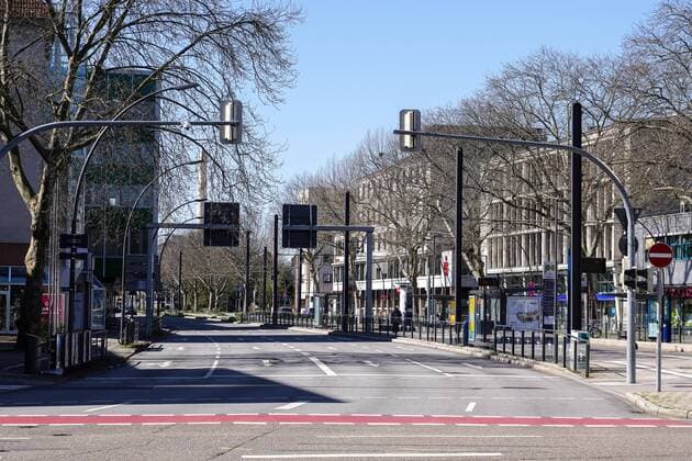 In Baden Württemberg, a curfew is being discussed to contain the spread of the coronavirus in the population, the photo shows the otherwise so busy and busy street Kurfürsten Anlage at noon almost car-free, no cars, empty, empty road, abandoned, lonely, traffic, road traffic, quarantine, curfew xozx