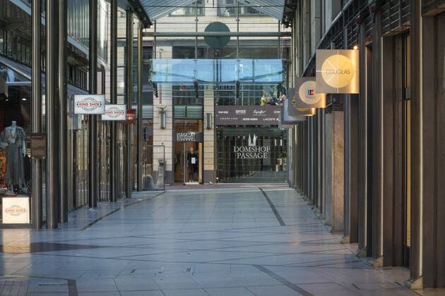 To contain the coronavirus, store closures have been ordered and curfews are being discussed, the photo shows the empty, deserted shopping arcade, shopping mall, shopping center Domshof Passage in Bremen, 22 03 2020, Bremen Germany , News, Feature, Coronavirus Bremen xobx