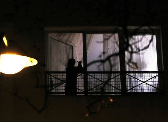 (200324) -- PARIS, March 24, 2020 (Xinhua) -- A resident applauds to pay tribute to medical staff in Paris, France, March 23, 2020. As of Monday, France has detected 19,856 cases of coronavirus infection, and 860 people had died from COVID-19, French Health Minister Olivier Veran announced at a daily update. In the last 24 hours, 3,176 more people were diagnosed with the virus, which claimed 186 new lives. (Xinhua Gao Jing) FRANCE-PARIS-CORONAVIRUS-TRIBUTE TO MEDICAL STAFF