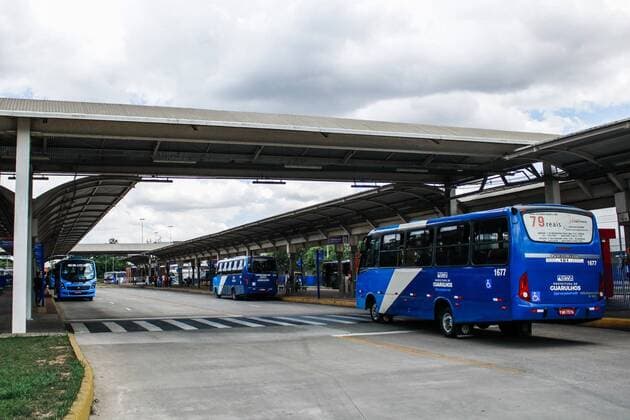 March 24, 2020, Guarulhos, Sao Paulo, Brasil: (INT) COVID-19-Movement at bus terminal.March 24,2020, Guarulhos,Sao Paulo,Brazil:..After the regulations by the Mayor of Guarulhos City,Gustavo Henric Costa (known as GUTI), which determines the reduced circulation of buses in the city because of Coronavirus,users face a long wait to use transportation at the Taboao Metropolitan Bus Terminal,one of the main ones in the City, as it is next to the CPTM Train Station and Guarulhos Airport. The train station also continues, with little movement this Tuesday (24)...Credit: Thenews2 Guarulhos Brasil - ZUMAn293 20200324_znp_n293_055 Copyright: xFepesilx