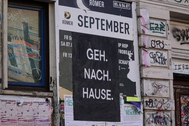 To contain the coronavirus, business closures, restrictions and contact restrictions have been ordered and curfews are being discussed, the photo shows a poster, sign, banner, banner on a Hanswand with the words Go home, stay at home, stayathome, stay at home, stay at home, contact ban, contact ban, curfew, 25 03 2020, Bremen Germany , News, Feature, Coronavirus Bremen xobx