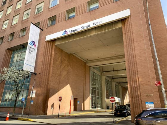 News Bilder des Tages March 26, 2020, International, New York ,USA: (INT) COVID-19 caused the death of a nurse at Mount Sinai West Hospital.March 26,2020,New York,USA:The nursing manager at Mount Sinai West Hospital on 10th Avenue in New York, Kious Jordan Kelly, was hospitalized on March 17 and died on Tuesday (24). He was in his 40s and treated Coronavirus patients at the hospital. And since the 24th after his death, visitors areno¢âö¬â¢t allowed anymore into the hospital and only staff and patients with serious problems are allowed. In addition, emergency care is being set up outside the hospital to treat coronavirus patients...Credit: Thenews2 International - ZUMAn293 20200326_znp_n293_053 Copyright: xNiyixFotex