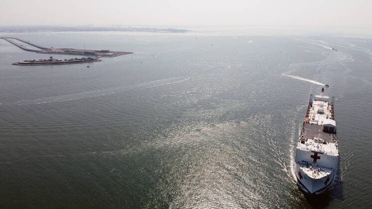March 28, 2020, Norfolk, Virginia, United States Of America: NORFOLK, VA - MARCH 28: The Military Sealift Command hospital ship USNS Comfort (T-AH 20) departs Naval Station Norfolk, Va., March 28, 2020. Comfort is deploying in support of the nations COVID-19 response efforts and will serve as a referral hospital for non-COVID-19 patients currently admitted to shore-based hospitals. This allows shore-based hospitals to focus their efforts on COVID-19 cases. One of the Department of Defenses missions is Defense Support of Civil Authorities. DoD is supporting the Federal Emergency Management Agency, the lead federal agency, as well as state, local and public health authorities in helping protect the health and safety of the American people on March 28, 2020 in Norfolk, Virginia..People: USNS Comfort Norfolk United States Of America - ZUMAn287 20200328_zaa_n287_005 Copyright: xSMGx