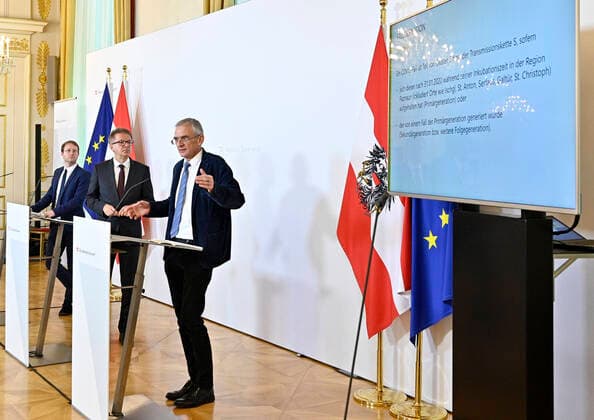 Vienna 02 04 2020, Federal Chancellery, Vienna, AUT, Current developments on corona disease in Austria, press conference, in picture from left, Bernhard Benka Coronavirus Taskforce , Health Minister Rudolf Anschober Gruene , Franz Allerberger AGES from left, Bernhard Benka Coronavirus Taskforce , Health Minister Rudolf Anschober Gruene EP_Pool