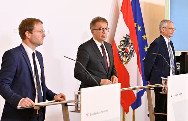 Vienna 02 04 2020, Federal Chancellery, Vienna, AUT, Current developments on corona disease in Austria, press conference, in picture from left, Bernhard Benka Coronavirus Taskforce , Health Minister Rudolf Anschober Gruene , Franz Allerberger AGES from left, Bernhard Benka Coronavirus Taskforce , Health Minister Rudolf Anschober Gruene EP_Pool