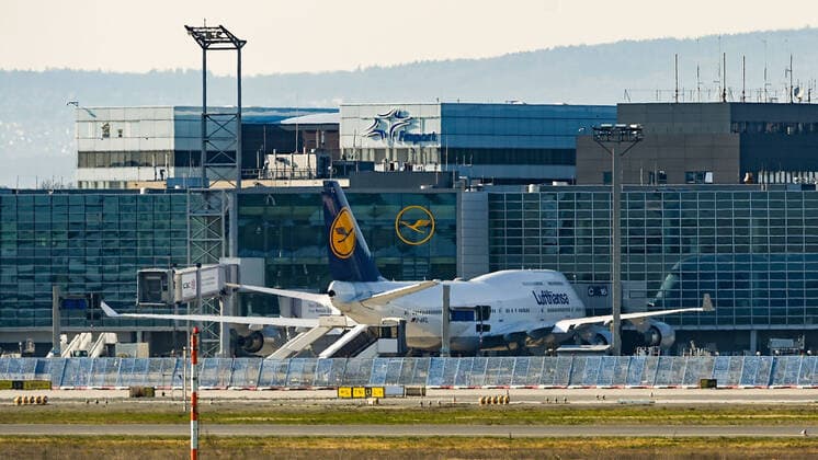 03 04 2020, xpsx, Lokal Frankfurt, Flughafen Frankfurt Lufthansa Aircraft Corona Covid 19 v l Airport, Aircraft, Aircraft, A360, Boeing, Lufthansa, Logo, parked, standing, Fraport, FRA,,, Frankfurt Hessen Germany DEU Fraport