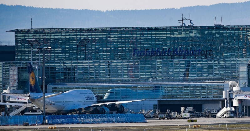03 04 2020, xpsx, Lokal Frankfurt, Flughafen Frankfurt Lufthansa Aircraft Corona Covid 19 v l Airport, Aircraft, Aircraft, A360, Boeing, Lufthansa, Logo, parked, standing, Fraport, FRA,,, Frankfurt Hessen Germany DEU Fraport
