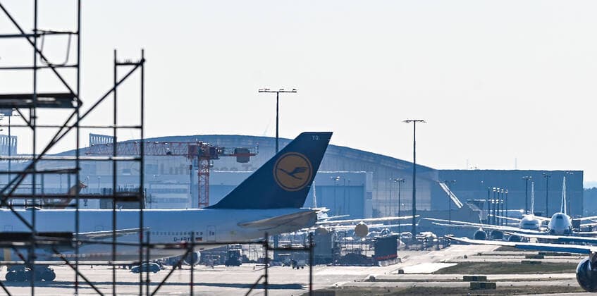 03 04 2020, xpsx, Lokal Frankfurt, Flughafen Frankfurt Lufthansa Aircraft Corona Covid 19 v l Airport, Aircraft, Aircraft, A360, Boeing, Lufthansa, Logo, parked, standing, Fraport, FRA,,, Frankfurt Hessen Germany DEU Fraport