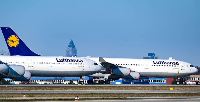 03 04 2020, xpsx, Lokal Frankfurt, Flughafen Frankfurt Lufthansa Flugzeuge Corona Covid 19 v l Flughafen, Flugzeug, Flugzeuge, Flugzeuge, A360, Boeing, Lufthansa, Logo, parked, standing, Fraport, FRA, Messeturm Skyline, Frankfurt Hessen Germany DEU Fraport