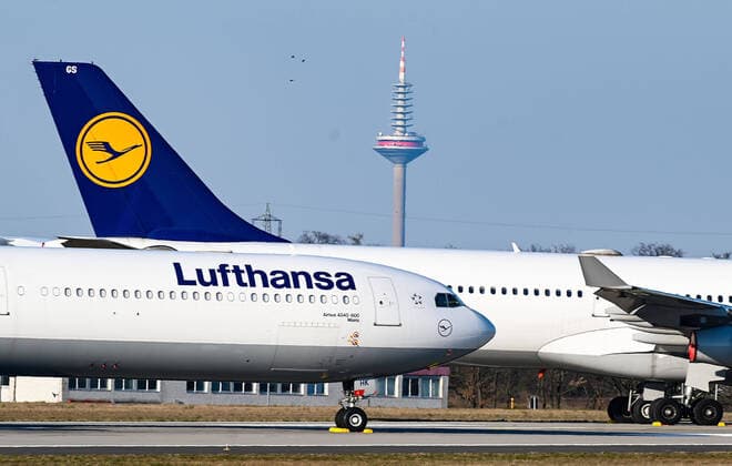 03 04 2020, xpsx, Lokal Frankfurt, Flughafen Frankfurt Lufthansa Aircraft Corona Covid 19 v l Airport, Aircraft, Aircraft, A360, Boeing, Lufthansa, Logo, parked, standing, Fraport, FRA,,, Frankfurt Hessen Germany DEU Fraport