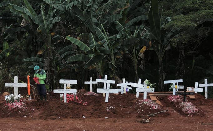 Coronavirus in Indonesien, Beerdigung von Todesopfern in Jakarta April 2, 2020, Jakarta, Jakarta, Indonesia: JAKARTA, INDONESIA - APRIL 2, 2020 :A burial officer in Pondok Ranggon Cemetry, East Jakarta is sowing flowers for COVID-19 victims who have died in Jakarta, Indonesia on April 2, 2020. Jakarta Indonesia - ZUMAys1_ 20200402_zaf_ys1_006 Copyright: xMuhammadxAslamxIqbal xSijorixImax