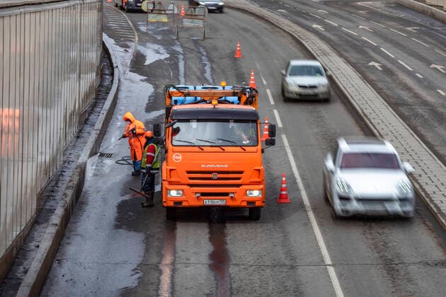 April 5, 2020. Russia. Moscow on coronavirus lockdown. Utility workers wash the roads with disinfectant. Moscow authorities imposed home isolation for all Moscow residents, regardless of their age, and restrictions on movement within the city, effective since March 30, 2020, as a measure to contain the spread of the COVID-19 coronavirus infection. Violations of the stay-at-home order carry fines ranging from 1,000 to 40,000 rubles for non-infected people, and up to 1m rubles or imprisonment for up to 3 years for infected people, depending on the severity of consequences. KonstantinxKokoshkin