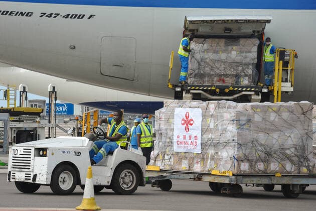 (200406) -- ACCRA, April 6, 2020 -- Staff unload Chinese medical supplies from an airplane at the Kotota International Airport in Accra, capital of Ghana, April 6, 2020. China s medical supplies for 18 African countries have arrived here on Monday, and are scheduled to be delivered to the other 17 countries within a few days. The beneficiary African countries are Ghana, Nigeria, Senegal, Gabon, Sierra Leone, Guinea-Bissau, Guinea, Cote d Ivoire, Gambia, Liberia, Mali, Burkina Faso, Republic of Congo, Equatorial Guinea, Togo, Benin, Cape Verde, as well as Sao Tome and Principe. ) GHANA-ACCRA-COVID-19-AFRICA-CHINA-SUPPLIES XuxZheng