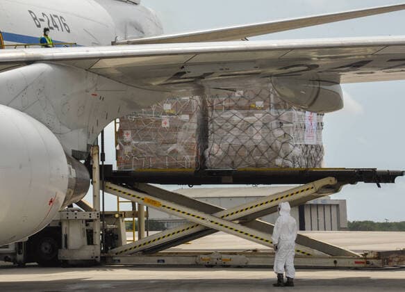 (200406) -- ACCRA, April 6, 2020 -- A staff member unloads Chinese medical supplies from an airplane at the Kotota International Airport in Accra, capital of Ghana, April 6, 2020. China s medical supplies for 18 African countries have arrived here on Monday, and are scheduled to be delivered to the other 17 countries within a few days. The beneficiary African countries are Ghana, Nigeria, Senegal, Gabon, Sierra Leone, Guinea-Bissau, Guinea, Cote d Ivoire, Gambia, Liberia, Mali, Burkina Faso, Republic of Congo, Equatorial Guinea, Togo, Benin, Cape Verde, as well as Sao Tome and Principe. ) GHANA-ACCRA-COVID-19-AFRICA-CHINA-SUPPLIES XuxZheng