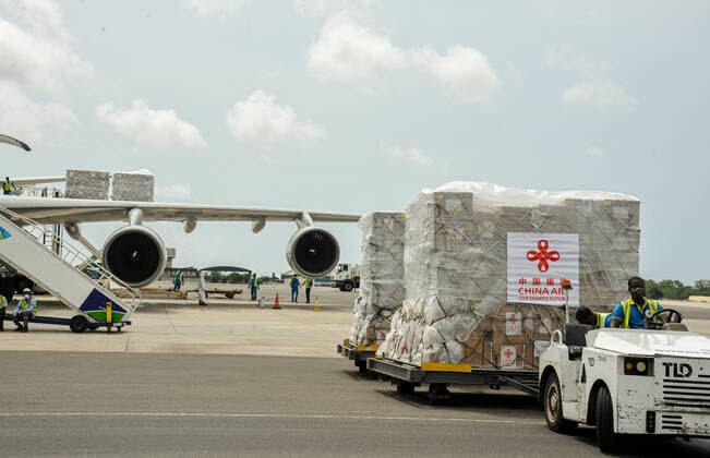 (200406) -- ACCRA, April 6, 2020 -- A staff member unloads Chinese medical supplies from an airplane at the Kotota International Airport in Accra, capital of Ghana, April 6, 2020. China s medical supplies for 18 African countries have arrived here on Monday, and are scheduled to be delivered to the other 17 countries within a few days. The beneficiary African countries are Ghana, Nigeria, Senegal, Gabon, Sierra Leone, Guinea-Bissau, Guinea, Cote d Ivoire, Gambia, Liberia, Mali, Burkina Faso, Republic of Congo, Equatorial Guinea, Togo, Benin, Cape Verde, as well as Sao Tome and Principe. ) GHANA-ACCRA-COVID-19-AFRICA-CHINA-SUPPLIES XuxZheng