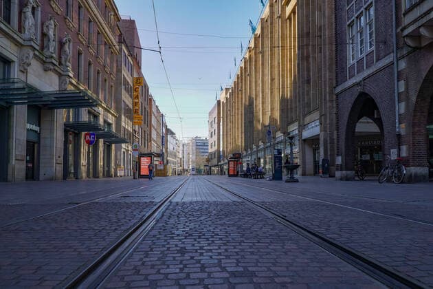 To contain the coronavirus, shop closures, restrictions and contact restrictions have been ordered and curfews are being discussed, the photo shows the empty Bremen shopping street Obernstraße, pedestrian zone, shopping, retail, deserted, closed shops, stores, branches, 07 04 2020, Bremen Germany , News, Coronavirus, Impressions from Bremen xobx