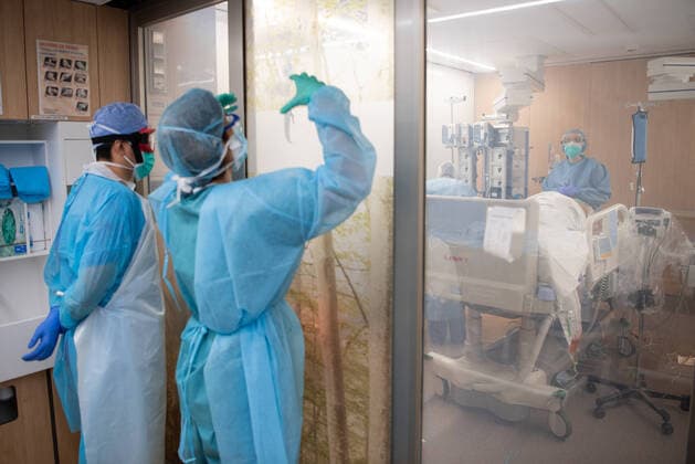 (200410) -- BARCELONA, April 10, 2020 (Xinhua) -- Medical staff discuss about the treatment for COVID-19 patients at a hospital in Barcelona, Spain, April 9, 2020. Thursday saw the number of deaths from the coronavirus in Spain rise by 683 in 24 hours from 14,555 to 15,238, while the total number of infection cases rose by 5,756 from 146,690 to 152,446. (Photo by Francisco Avia Xinhua) SPAIN-COVID-19-CONFIRMED CASES