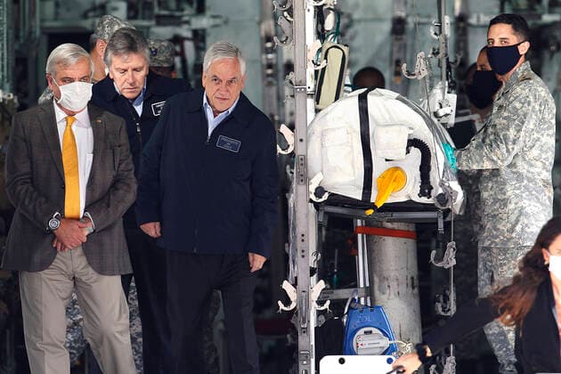 Santiago, April 10, 2020 The President of the Republic, Sebastian Pinera, accompanied by the Ministers of Defense, Alberto Espina, and Health, Jaime Manalich, inspects the support operations of the Armed Forces for global coronavirus pandemic, visiting facilities of Group 10 of the Fach Dragomir Yankovic Aton Chile, Santiago Chile Aton 411184 Copyright: DRAGOMIRxYANKOVIC ATONxCHILE