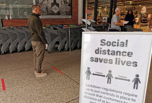 (200410) -- JOHANNESBURG, April 10, 2020 -- Photo shows a notice of social distancing in Johannesburg, South Africa, April 10, 2020. South Africa s COVID-19 death toll reached 24, up by six from the previously announced figure, Health Minister Zweli Mkhize said on Friday. The country also reported 69 more infections, bringing the tally to 2003, the minister said at a press briefing in Pietermaritzburg, KwaZulu-Natal Province. ) SOUTH AFRICA-JOHANNESBURG-COVID-19 ChenxCheng