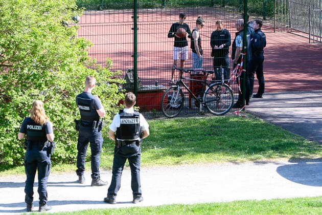 11 04 2020, xtgx, Effects of the Corona Virus in Magdeburg, Police and public order office control a sports field on which young men play basketball in violation of the ban, symbol photo, symbol image, contact ban, exit restriction, fine, administrative offence, punishment, catalogue of fines Magdeburg