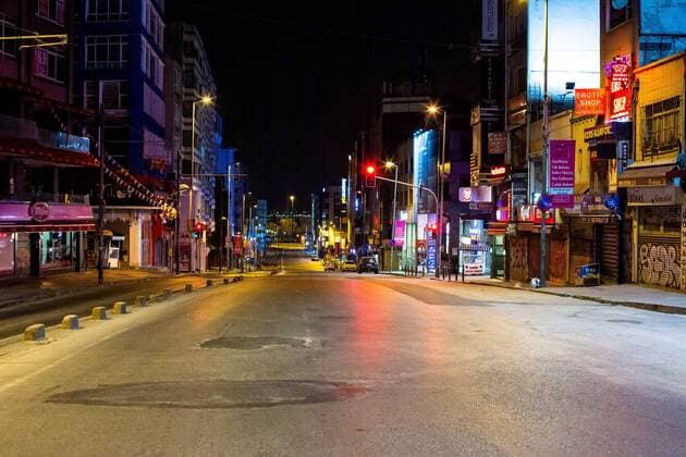Coronavirus in der Türkei, Ausgangssperre in Istanbul April 11, 2020: Streets and squares left empty due to the curfew in Kadikoy district on April 11, in Istanbul, TURKEY. In order to prevent new type coronavirus pandemic, the Ministry of Interior has decided to take additional measures. In this context, curfews will be imposed for 48 hours in 31 provinces with metropolitan status from April,10th midnight. Total number of registered cases in country reaches 52,167 as 5,138 more people test positive for virus. Turkey confirmed that 95 more people died from the coronavirus in the country over the past 24 hours, bringing the death toll to 1,101, on April,11 2020. - ZUMAi72_ 20200411_znp_i72_008 Copyright: xTolgaxIldunx