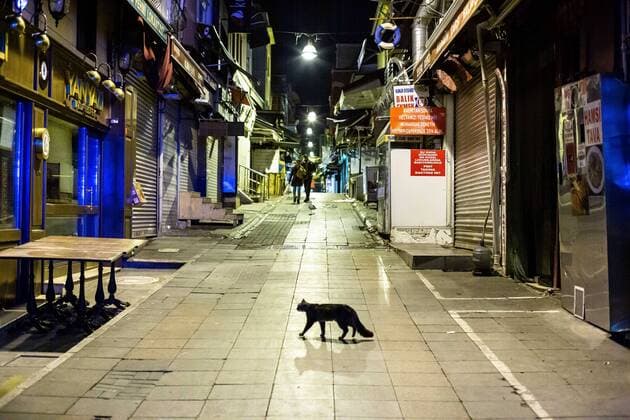Coronavirus in der Türkei, Ausgangssperre in Istanbul April 11, 2020: Streets and squares left empty due to the curfew in Kadikoy district on April 11, in Istanbul, TURKEY. In order to prevent new type coronavirus pandemic, the Ministry of Interior has decided to take additional measures. In this context, curfews will be imposed for 48 hours in 31 provinces with metropolitan status from April,10th midnight. Total number of registered cases in country reaches 52,167 as 5,138 more people test positive for virus. Turkey confirmed that 95 more people died from the coronavirus in the country over the past 24 hours, bringing the death toll to 1,101, on April,11 2020. - ZUMAi72_ 20200411_znp_i72_014 Copyright: xTolgaxIldunx