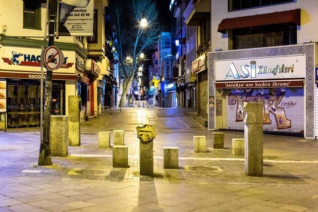 Coronavirus in der Türkei, Ausgangssperre in Istanbul April 11, 2020: Streets and squares left empty due to the curfew in Kadikoy district on April 11, in Istanbul, TURKEY. In order to prevent new type coronavirus pandemic, the Ministry of Interior has decided to take additional measures. In this context, curfews will be imposed for 48 hours in 31 provinces with metropolitan status from April,10th midnight. Total number of registered cases in country reaches 52,167 as 5,138 more people test positive for virus. Turkey confirmed that 95 more people died from the coronavirus in the country over the past 24 hours, bringing the death toll to 1,101, on April,11 2020. - ZUMAi72_ 20200411_znp_i72_015 Copyright: xTolgaxIldunx