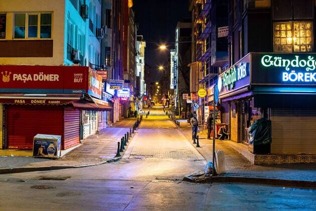 Coronavirus in der Türkei, Ausgangssperre in Istanbul April 11, 2020: Streets and squares left empty due to the curfew in Kadikoy district on April 11, in Istanbul, TURKEY. In order to prevent new type coronavirus pandemic, the Ministry of Interior has decided to take additional measures. In this context, curfews will be imposed for 48 hours in 31 provinces with metropolitan status from April,10th midnight. Total number of registered cases in country reaches 52,167 as 5,138 more people test positive for virus. Turkey confirmed that 95 more people died from the coronavirus in the country over the past 24 hours, bringing the death toll to 1,101, on April,11 2020. - ZUMAi72_ 20200411_znp_i72_020 Copyright: xTolgaxIldunx