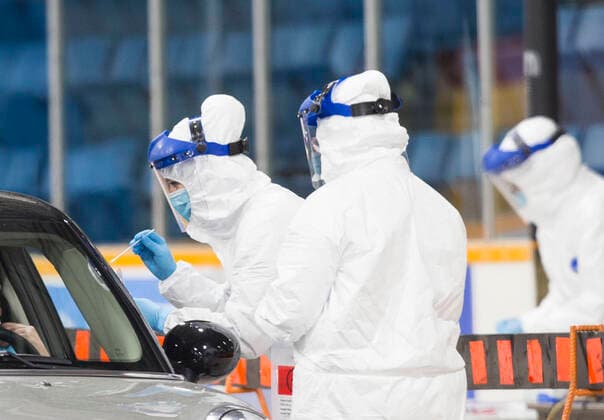 Coronavirus in Kanada, Testeinrichtung in Hamilton (200423) -- HAMILTON (CANADA), April 23, 2020 -- A medical worker takes a sample at a drive-thru COVID-19 testing center in Hamilton, Ontario, Canada, on April 23, 2020. Canadian Prime Minister Justin Trudeau announced on Thursday to allot additional 1.1 billion Canadian dollars (about 782 million U.S. dollars) for national medical research against the COVID-19. As of Thursday afternoon, there were more than 41,752 confirmed COVID-19 cases across the country and 2,141 deaths. (Photo by Xinhua) CANADA-ONTARIO-HAMILTON-COVID-19-DRIVE-THRU TESTING CENTER ZouxZheng