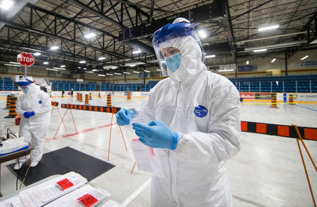 Coronavirus in Kanada, Testeinrichtung in Hamilton (200423) -- HAMILTON (CANADA), April 23, 2020 -- A medical worker prepares for a test at a drive-thru COVID-19 testing center in Hamilton, Ontario, Canada, on April 23, 2020. Canadian Prime Minister Justin Trudeau announced on Thursday to allot additional 1.1 billion Canadian dollars (about 782 million U.S. dollars) for national medical research against the COVID-19. As of Thursday afternoon, there were more than 41,752 confirmed COVID-19 cases across the country and 2,141 deaths. (Photo by Xinhua) CANADA-ONTARIO-HAMILTON-COVID-19-DRIVE-THRU TESTING CENTER ZouxZheng