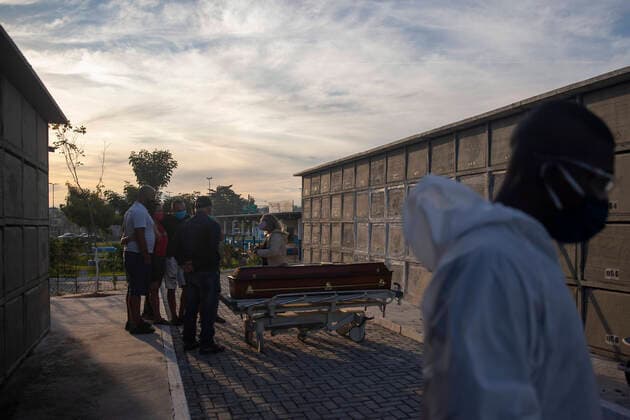 June 19, 2020, Duque De Caxias, Rio de Janeiro, Brazil: Family buries matriarch of the family, a fatal victim of the Covid19 virus, the new corona virus, this Friday afternoon (19) at the public cemetery in the city of Duque de Caxias, in the state of Rio de Janeiro, Brazil. The burial takes place on the day that Brazil reached one million cases of Covid19 in the country, completing more than 49 thousand deaths in the last 24 hours. The municipality of Duque de Caxias is the second municipality with the most dead victims of the corona virus in the state. Duque De Caxias Brazil - ZUMAs255 20200619_zip_s255_005 Copyright: xFernandoxSouzax
