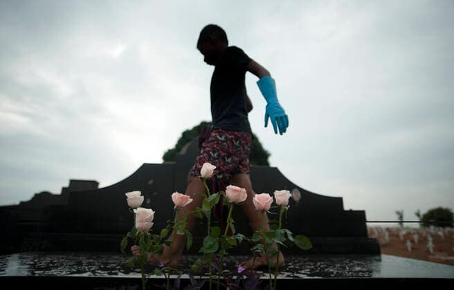 September 19, 2020, Rio De Janeiro, Rio de Janeiro, Rio de Janeiro: September 19 - Young man working in a cemetery in Rio de Janeiro, painting crosses and cleaning tombs, with a high risk of becoming infected with Corona virus, Covid19,..Brazil reaches 135 thousand deaths by covid-19. World life expectancy should fall due to pandemic................, ........, .., .., ...., .., .........., ............, ..,.. September 19, 2020. Rio De Janeiro Rio de Janeiro - ZUMAt142 20200919_zap_t142_002 Copyright: xFabioxTeixeirax