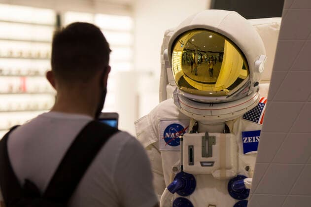 (201006) -- TORONTO, Oct. 6, 2020 -- A customer wearing a face mask takes photos of a space suit at CF Toronto Eaton Center in Toronto, Canada, on Oct. 6, 2020. Canada s daily cases of COVID-19 continued to increase. As of Tuesday afternoon, the country reported a total of 170,945 cases of COVID-19, including 9,527 deaths, according to CTV. (Photo by Xinhua) CANADA-TORONTO-COVID-19-CASES ZouxZheng