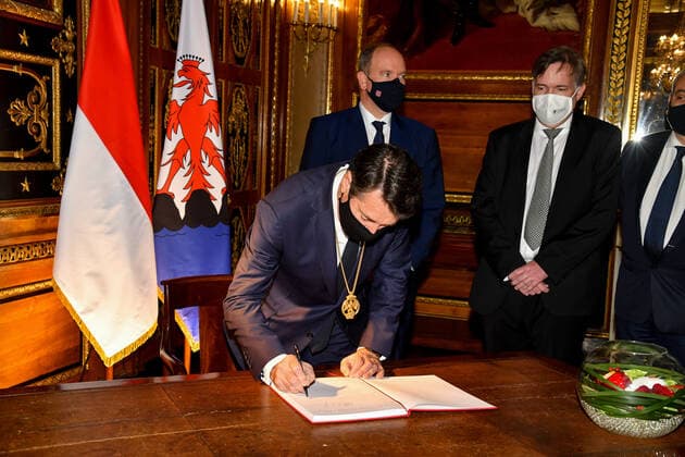 Fürst Albert II. von Monaco erhält Golden Eagle Auszeichnung in Nizza HSH Prince Albert of Monaco and Christian Estrosi, Mayor of Nice, receive the Golden Eagle, main distinction of Aigla Nissarda, as part of the promotion of the 160th anniversary of the Union of the Count of Nice to France. Francois Daure, S.A.S. Le Prince Albert de Monaco et Christian Estrosi - Remise de l Aigla Nissarda a S.A.S. Le Prince Albert de Monaco et a Christian Estrosi, Maire de Nice, Villa Massena a Nice. S.A.S. Le Prince Albert de Monaco, et Christian Estrosi, Maire de Nice, recoivent l Aigle d?Or, principale distinction de l Aigla Nissarda, dans le cadre de la promotion du 160eme anniversaire de l Union du Comte de Nice a la France. L ordre de l Aigla Nissarda a ete cree en 1962 par Leon Barety, ancien Ministre, depute des Al Copyright: xL.Urmanx xStarfacex STAR_262957_065