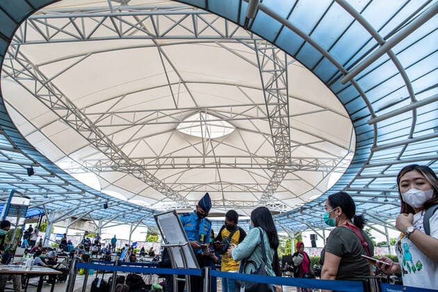 December 22, 2020, Tangerang, Banten, Indonesia: Tangerang, Banten, Indonesia, 22 December 2020 : Flight Passengers at Sukarno Hatta Air Port in Tangerang, Banten, Indonesia waiting in long que due to administration rule from the air port that every passenger should have covid19 rapid test. With Long holiday season in celebrating new year, many people flight to travel destination or thier home to celebrate new year together with family and friends during the pandemic situation that still happening at the country. Tangerang Indonesia - ZUMAh128 20201222_zap_h128_005 Copyright: xDonalxHusnix